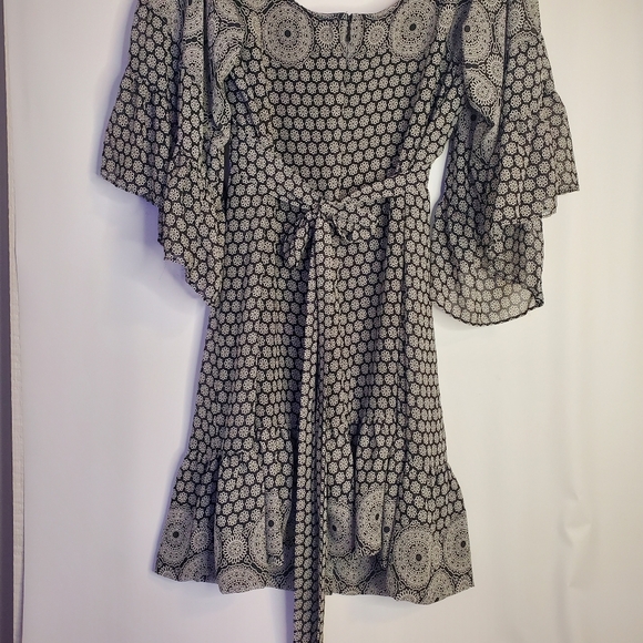 Betsy Johnson Size 11 Bl&Wh  scoop neck, banded tie-waist bell sleeve midi dress - Picture 8 of 11